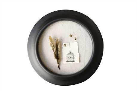 ROUND MDF PHOTO FRAME W/ LINEN BACKGROUND & 4 PINS
